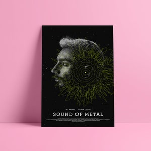 Puede incluir: Un póster en blanco y negro con una imagen estilizada de un rostro humano con un diseño geométrico amarillo. El póster tiene el título "SOUND OF METAL" con los nombres Riz Ahmed y Olivia Cooke debajo del título.
