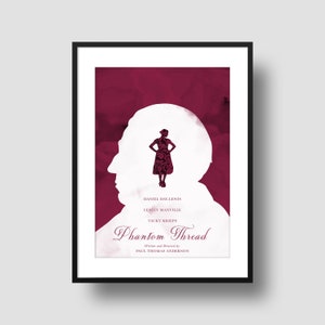 Può includere: Un poster minimalista per il film "Phantom Thread" con la silhouette di un uomo e una donna su uno sfondo acquerellato color borgogna. Il testo del poster recita "Phantom Thread" con i nomi degli attori e del regista sotto.
