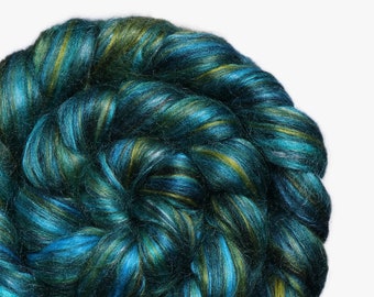 Specialblandad kammad topp/roving ‘Malachite’: merino/mullbärssiden/bambu/tencel för spinning och tovning, lyxig ullblandning, mjuk och glansig