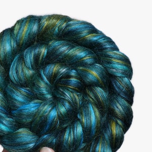 Top peigné personnalisé/roving « Malachite » : mérinos/soie du mûrier/bambou/tencel pour le filage et le feutrage, mélange de laine de luxe, doux et brillant