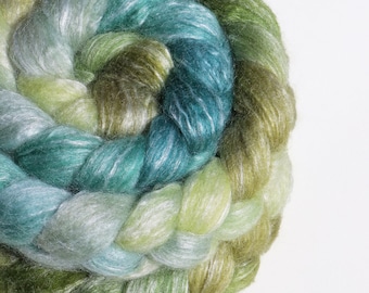 Handgefärbter Bluefaced Leicester/Bambus Kammzug 60/40 zum Spinnen und Filzen, hochwertige Fasermischung, weiches glänzendes Wollgemisch, 100% Wolle, grün, blau