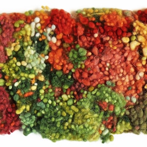 Può includere: Tessuto rettangolare strutturato con un vivace mix di colori. Il pezzo presenta un motivo denso e in rilievo in tonalità di rosso, arancione, giallo e verde. Il design ricorda una vista ravvicinata di un paesaggio colorato o arte astratta.