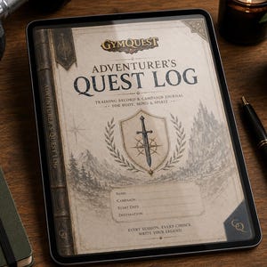 Op de afbeelding: Een dagboek getiteld "Adventurer's Quest Log" met een zwaard- en schildontwerp, een pen en een klein groen notitieboekje op een houten oppervlak. De kaft van het dagboek bevat de tekst "Gymquest" en "Training Record & Campaign Journal". Een halter en een kaars zijn ook zichtbaar.
