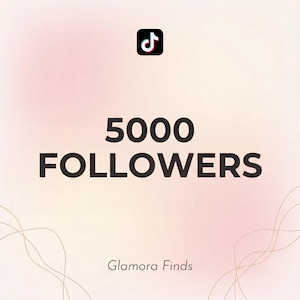 Könnte beinhalten: Digitalgrafik mit TikTok-Logo oben rechts. Der Text "5000 FOLLOWERS" ist fett und schwarz. Die Worte "Glamora Finds" stehen unten in kleinerer, schwarzer Schrift. Der Hintergrund ist ein Farbverlauf aus Rosa und Weiß.