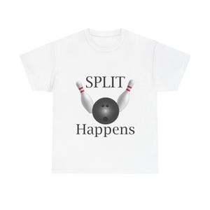 Può includere: T-shirt bianco con un disegno a tema bowling. La grafica include una palla da bowling nera e due birilli bianchi con strisce rosse. Il testo "SPLIT Happens" è stampato sotto.