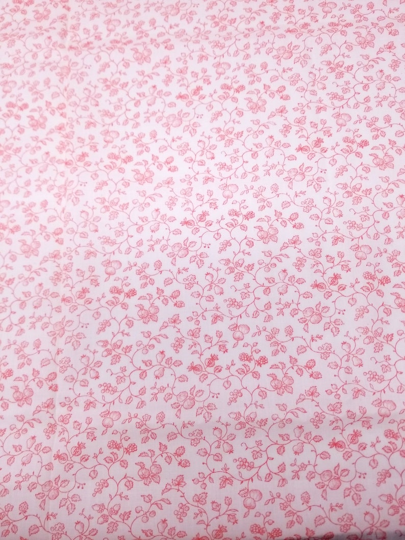AMERICAN BEAUTIES cotton fabric for sewing or quilting MEANDERING VINE Dark PINK