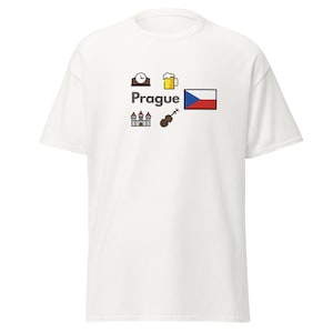 Könnte beinhalten: Weißes T-Shirt mit dem Wort "Prague" und Symbolen einer Uhr, eines Bierkrugs, der tschechischen Flagge, eines Schlosses und einer Geige. Das Design ist in Schwarz, Gelb, Rot und Blau gehalten. Ein lässiges T-Shirt für Reisende.