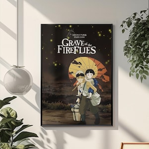 Puede incluir: P&oacute;ster enmarcado de la pel&iacute;cula de animaci&oacute;n "La tumba de las luci&eacute;rnagas". La imagen muestra a dos ni&ntilde;os, uno cargando al otro, bajo un paraguas amarillo. El t&iacute;tulo est&aacute; en ingl&eacute;s y japon&eacute;s, sobre un fondo oscuro.