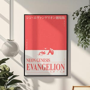 Puede incluir: Un p&oacute;ster enmarcado con un dise&ntilde;o rojo y blanco. El p&oacute;ster presenta texto japon&eacute;s en la parte superior y las palabras "NEON GENESIS EVANGELION". El p&oacute;ster est&aacute; colgado en una pared blanca, con una silla de madera y plantas.