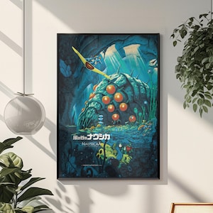 Puede incluir: P&oacute;ster enmarcado con una ilustraci&oacute;n vibrante de la pel&iacute;cula de animaci&oacute;n "Nausica&auml; del Valle del Viento". La obra representa una criatura grande, parecida a un insecto, con orbes naranjas, sobre un fondo azul y verde. Texto japon&eacute;s visible.
