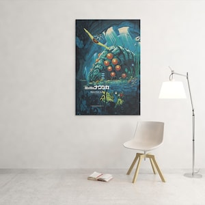 Puede incluir: Un p&oacute;ster enmarcado con una vibrante ilustraci&oacute;n de una escena submarina fant&aacute;stica. La obra de arte muestra una gran criatura blindada con orbes naranjas brillantes, sobre un fondo de plantas acu&aacute;ticas y vida marina. El p&oacute;ster incluye texto japon&eacute;s.