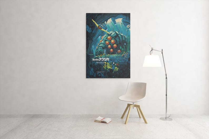 Puede incluir: Un p&oacute;ster enmarcado con una vibrante ilustraci&oacute;n de una escena submarina fant&aacute;stica. La obra de arte muestra una gran criatura blindada con orbes naranjas brillantes, sobre un fondo de plantas acu&aacute;ticas y vida marina. El p&oacute;ster incluye texto japon&eacute;s.