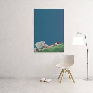 K&ouml;nnte beinhalten: Ein gerahmter Kunstdruck zeigt eine Person, die auf einem gr&uuml;nen H&uuml;gel unter blauem Himmel liegt. Eine gro&szlig;e wei&szlig;e Blume befindet sich im Vordergrund. Ein wei&szlig;er Stuhl, ein Buch und eine Lampe befinden sich im Raum.