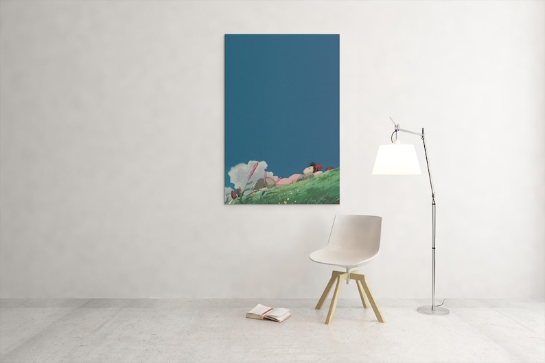 K&ouml;nnte beinhalten: Ein gerahmter Kunstdruck zeigt eine Person, die auf einem gr&uuml;nen H&uuml;gel unter blauem Himmel liegt. Eine gro&szlig;e wei&szlig;e Blume befindet sich im Vordergrund. Ein wei&szlig;er Stuhl, ein Buch und eine Lampe befinden sich im Raum.