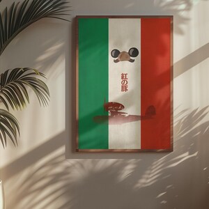 Pu&ograve; includere: Un poster incorniciato con la bandiera italiana e un design stravagante. L'opera d'arte include un volto a cartone animato e una silhouette di aereo. &Egrave; visibile del testo giapponese. Il poster &egrave; appeso a una parete vicino a una pianta in vaso.