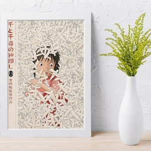 Puede incluir: Impresi&oacute;n art&iacute;stica enmarcada que presenta una escena de la pel&iacute;cula de animaci&oacute;n "El viaje de Chihiro". La obra de arte muestra a una joven rodeada de objetos blancos, con texto japon&eacute;s a la izquierda. Un jarr&oacute;n blanco con follaje verde est&aacute; a la derecha.