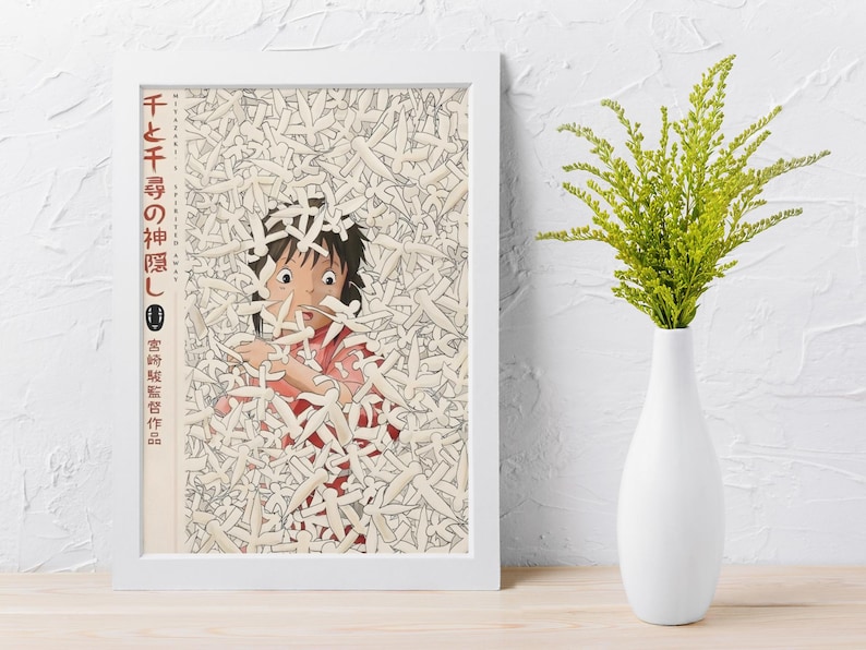 Puede incluir: Impresi&oacute;n art&iacute;stica enmarcada que presenta una escena de la pel&iacute;cula de animaci&oacute;n "El viaje de Chihiro". La obra de arte muestra a una joven rodeada de objetos blancos, con texto japon&eacute;s a la izquierda. Un jarr&oacute;n blanco con follaje verde est&aacute; a la derecha.
