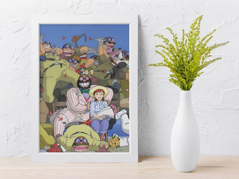 以下が含まれることがあります： カラフルなアニメシーンが描かれた、額装されたアートプリント。様々なポーズをとるキャラクターたちが描かれており、中央には座っている人物がいます。キャラクターたちは制服やスーツを着ており、背景は青空です。右側には、緑の葉が入った白い花瓶があります。