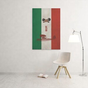 Pu&ograve; includere: Un'opera d'arte rettangolare con un design a strisce verticali verdi, bianche e rosse, con un aereo stilizzato e testo. L'opera d'arte &egrave; montata su una parete bianca, con una sedia e una lampada in primo piano.