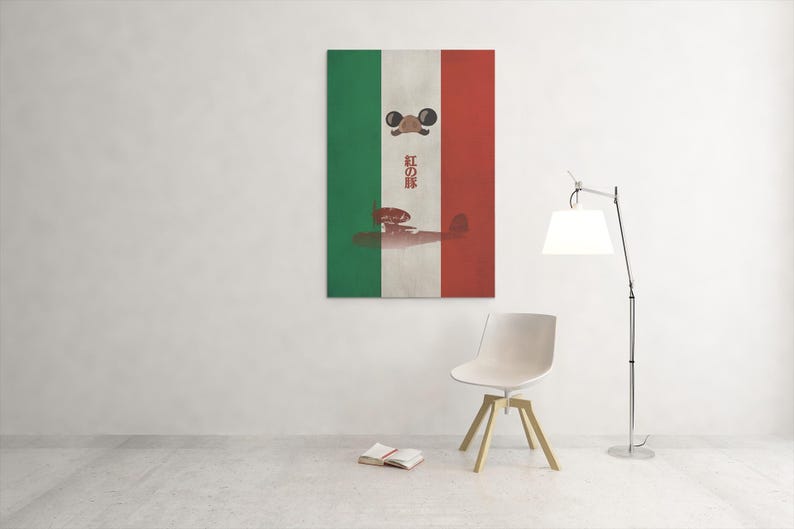 Pu&ograve; includere: Un'opera d'arte rettangolare con un design a strisce verticali verdi, bianche e rosse, con un aereo stilizzato e testo. L'opera d'arte &egrave; montata su una parete bianca, con una sedia e una lampada in primo piano.