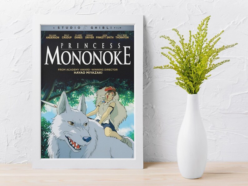 Puede incluir: P&oacute;ster enmarcado de la pel&iacute;cula de animaci&oacute;n "La Princesa Mononoke" con un lobo blanco y un jinete. El p&oacute;ster tiene un fondo negro con el t&iacute;tulo de la pel&iacute;cula en letras blancas grandes y el nombre del director.