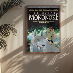 Puede incluir: Un p&oacute;ster enmarcado de la pel&iacute;cula de animaci&oacute;n "La princesa Mononoke" cuelga de una pared. El p&oacute;ster presenta un lobo con un jinete, sobre un fondo de bosque. El t&iacute;tulo y los cr&eacute;ditos de la pel&iacute;cula se muestran en la parte superior.