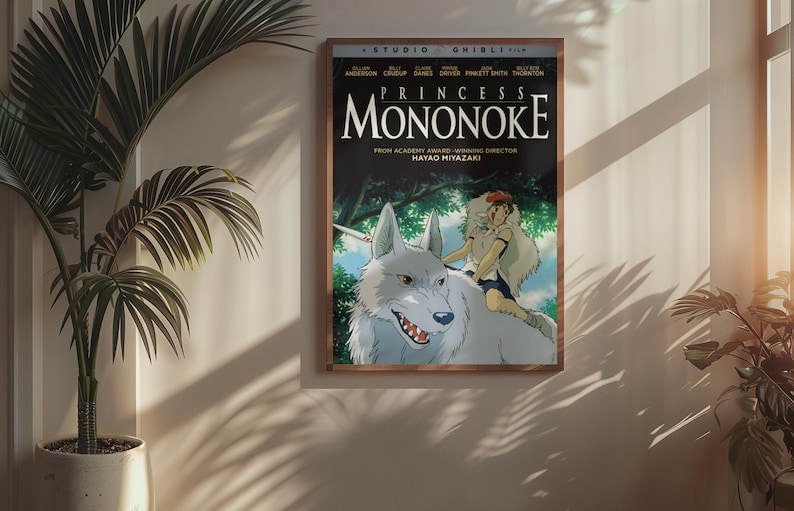 Puede incluir: Un p&oacute;ster enmarcado de la pel&iacute;cula de animaci&oacute;n "La princesa Mononoke" cuelga de una pared. El p&oacute;ster presenta un lobo con un jinete, sobre un fondo de bosque. El t&iacute;tulo y los cr&eacute;ditos de la pel&iacute;cula se muestran en la parte superior.