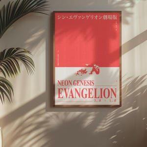Puede incluir: Un p&oacute;ster enmarcado con un dise&ntilde;o rojo y blanco, con texto japon&eacute;s y las palabras "NEON GENESIS EVANGELION". El p&oacute;ster tiene una ilustraci&oacute;n minimalista de una figura. El p&oacute;ster se muestra en una pared junto a una planta en maceta.