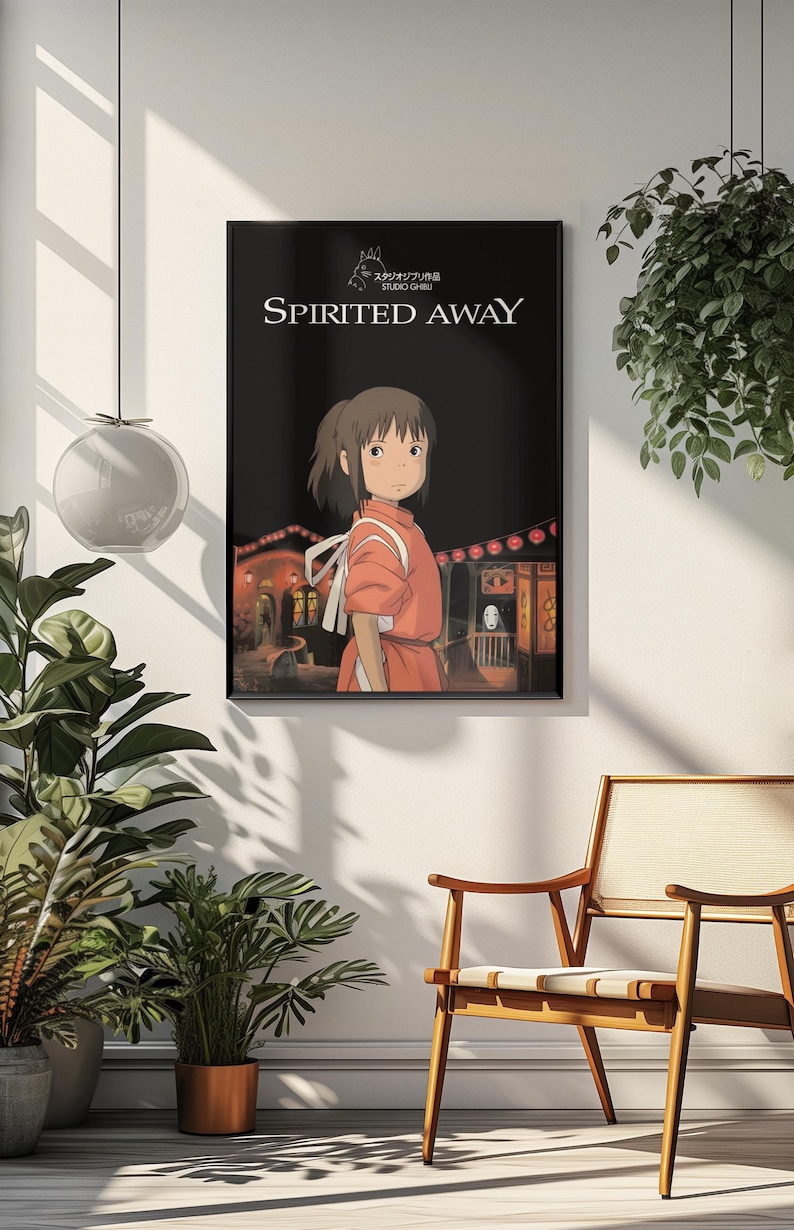 Puede incluir: P&oacute;ster enmarcado de la pel&iacute;cula de anime "El viaje de Chihiro". La obra muestra a una joven con un vestido naranja, ambientada en una escena nocturna con edificios iluminados. El t&iacute;tulo se muestra en texto blanco.