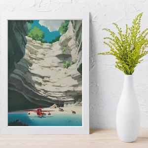 Puede incluir: Una impresi&oacute;n art&iacute;stica enmarcada representa un paisaje con un hidroavi&oacute;n rojo sobre una extensi&oacute;n de agua azul, rodeado de formaciones rocosas en capas. El cielo es visible en la parte superior, con nubes y &aacute;rboles verdes. Un jarr&oacute;n blanco contiene plantas verdes.