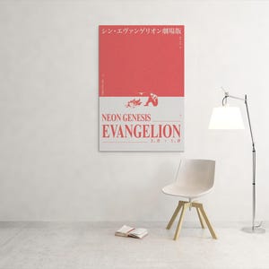 Puede incluir: Un p&oacute;ster enmarcado con el texto "NEON GENESIS EVANGELION" en rojo y blanco, colgado en una pared blanca. Una silla blanca con patas de madera y un libro est&aacute;n frente al p&oacute;ster.