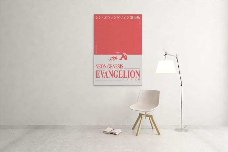 Puede incluir: Un p&oacute;ster enmarcado con el texto "NEON GENESIS EVANGELION" en rojo y blanco, colgado en una pared blanca. Una silla blanca con patas de madera y un libro est&aacute;n frente al p&oacute;ster.