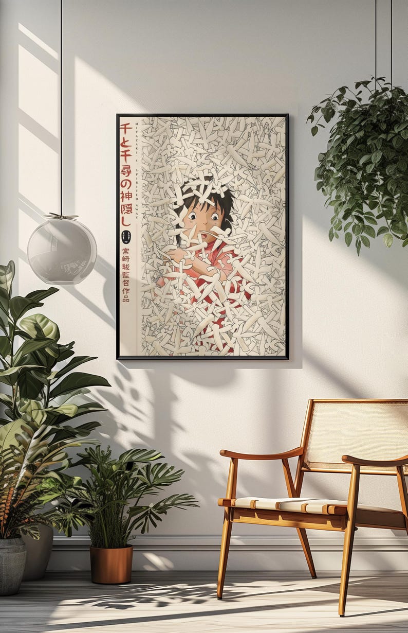 Puede incluir: P&oacute;ster enmarcado con una escena de la pel&iacute;cula de animaci&oacute;n El viaje de Chihiro. La obra de arte representa a una joven rodeada de numerosos p&aacute;jaros de papel blancos. Texto japon&eacute;s visible en el lado izquierdo del p&oacute;ster. El p&oacute;ster est&aacute; en una pared blanca.