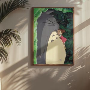 Pu&ograve; includere: Una stampa artistica incorniciata raffigurante una scena del film d'animazione Il mio vicino Totoro. L'opera mostra un grande Totoro grigio che abbraccia una bambina con un vestito rosso, sullo sfondo di una foresta verde.