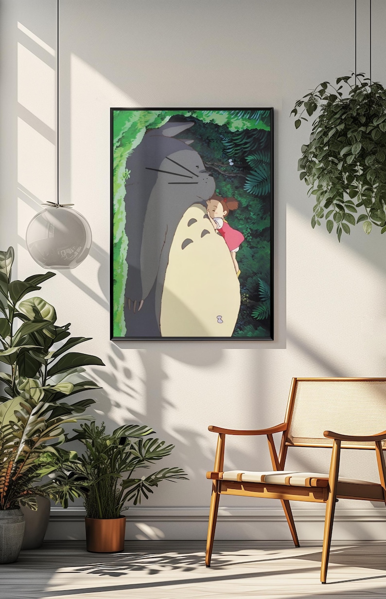 Pu&ograve; includere: Una stampa artistica incorniciata con una scena del film d'animazione "Il mio vicino Totoro". L'opera raffigura un grande Totoro grigio che abbraccia una ragazzina con un vestito rosso. Il rigoglioso fogliame verde fa da sfondo.