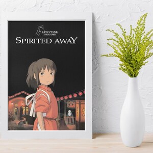 Puede incluir: Impresi&oacute;n art&iacute;stica enmarcada con el t&iacute;tulo "Spirited Away" en texto blanco sobre un fondo negro. La obra de arte representa a una joven con un vestido naranja, con un fondo detallado de un edificio de estilo japon&eacute;s. Un jarr&oacute;n blanco contiene plantas verdes.