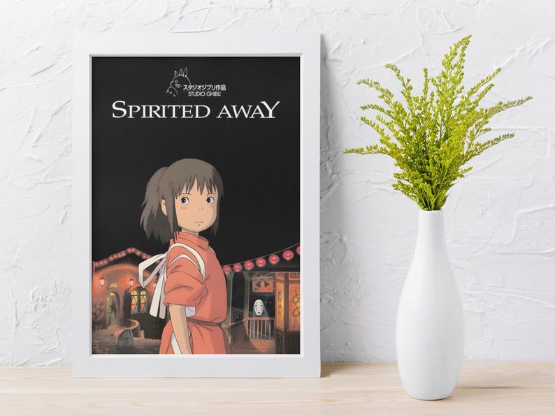 Puede incluir: Impresi&oacute;n art&iacute;stica enmarcada con el t&iacute;tulo "Spirited Away" en texto blanco sobre un fondo negro. La obra de arte representa a una joven con un vestido naranja, con un fondo detallado de un edificio de estilo japon&eacute;s. Un jarr&oacute;n blanco contiene plantas verdes.