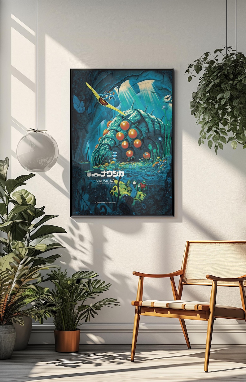 Puede incluir: P&oacute;ster enmarcado con una ilustraci&oacute;n vibrante de la pel&iacute;cula de animaci&oacute;n "Nausica&auml; del Valle del Viento". La obra representa una criatura grande, parecida a un insecto, con orbes naranjas, sobre un fondo azul y verde. Texto japon&eacute;s visible.