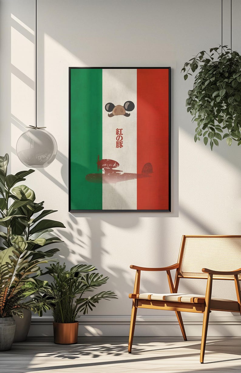 Pu&ograve; includere: Un poster incorniciato con un'illustrazione stilizzata. Raffigura un maiale con occhiali e baffi, su uno sfondo tricolore verticale verde, bianco e rosso. &Egrave; presente anche testo giapponese.