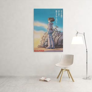 Puede incluir: P&oacute;ster de estilo anime que representa a una persona con una bicicleta, de pie cerca de una formaci&oacute;n rocosa, con un cielo azul y un sol poniente en el fondo. Texto japon&eacute;s visible en el p&oacute;ster.