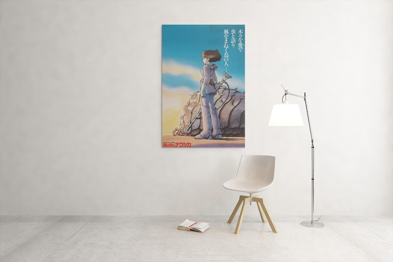 Puede incluir: P&oacute;ster de estilo anime que representa a una persona con una bicicleta, de pie cerca de una formaci&oacute;n rocosa, con un cielo azul y un sol poniente en el fondo. Texto japon&eacute;s visible en el p&oacute;ster.