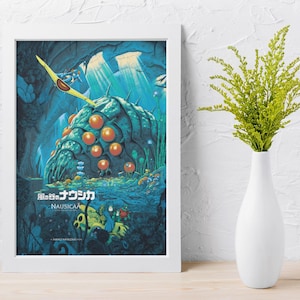 Puede incluir: P&oacute;ster enmarcado con una ilustraci&oacute;n de la pel&iacute;cula de animaci&oacute;n "Nausica&auml; del Valle del Viento". La obra de arte muestra una criatura gigante con forma de insecto en tonos azules y verdes, con esferas naranjas. Un planeador amarillo vuela por encima. El p&oacute;ster est&aacute; en un marco blanco.