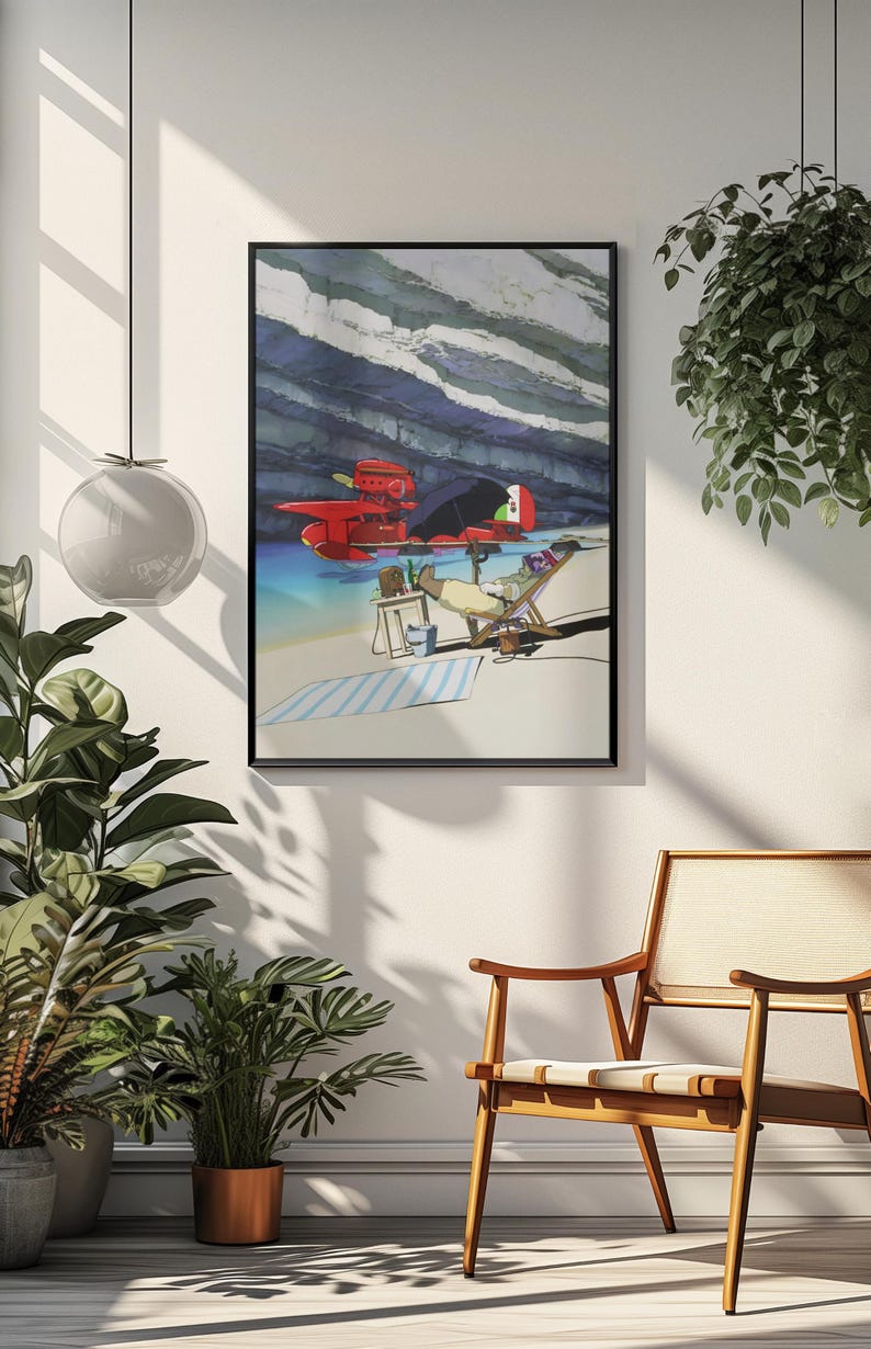 Peut inclure: Une impression d'art encadr&eacute;e repr&eacute;sente une sc&egrave;ne de plage avec un hydravion rouge, une personne se relaxant dans une chaise longue et une serviette ray&eacute;e. L'arri&egrave;re-plan pr&eacute;sente un oc&eacute;an et un ciel stylis&eacute;s. L'&oelig;uvre est expos&eacute;e sur un mur blanc avec des plantes et une chaise en bois.