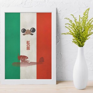 Pu&ograve; includere: Stampa artistica incorniciata con strisce verticali verdi, bianche e rosse. L'opera d'arte include un'illustrazione di un cartone animato di un aereo e il testo giapponese rosso "紅の豚". Un vaso bianco con piante verdi &egrave; a destra.