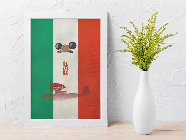 Pu&ograve; includere: Stampa artistica incorniciata con strisce verticali verdi, bianche e rosse. L'opera d'arte include un'illustrazione di un cartone animato di un aereo e il testo giapponese rosso "紅の豚". Un vaso bianco con piante verdi &egrave; a destra.