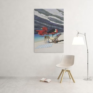 Peut inclure: Une impression d'art encadr&eacute;e repr&eacute;sentant une sc&egrave;ne de plage avec une structure rouge, une chaise longue et une serviette ray&eacute;e. L'&oelig;uvre est accroch&eacute;e &agrave; un mur blanc. Une chaise moderne, un lampadaire et un livre sont au premier plan.