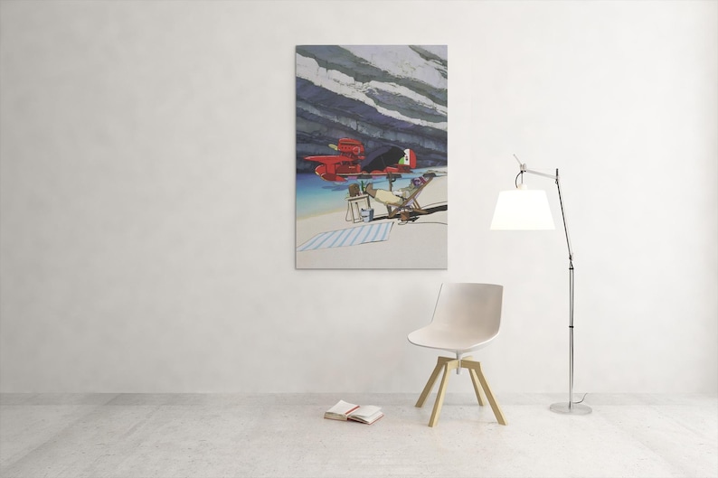 Peut inclure: Une impression d'art encadr&eacute;e repr&eacute;sentant une sc&egrave;ne de plage avec une structure rouge, une chaise longue et une serviette ray&eacute;e. L'&oelig;uvre est accroch&eacute;e &agrave; un mur blanc. Une chaise moderne, un lampadaire et un livre sont au premier plan.