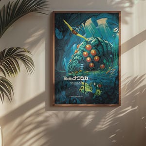 Puede incluir: P&oacute;ster enmarcado con una ilustraci&oacute;n de "Nausica&auml; del Valle del Viento". Muestra una criatura bulbosa con esferas naranjas sobre un fondo azul y verde. Texto japon&eacute;s visible. Marco de madera marr&oacute;n.