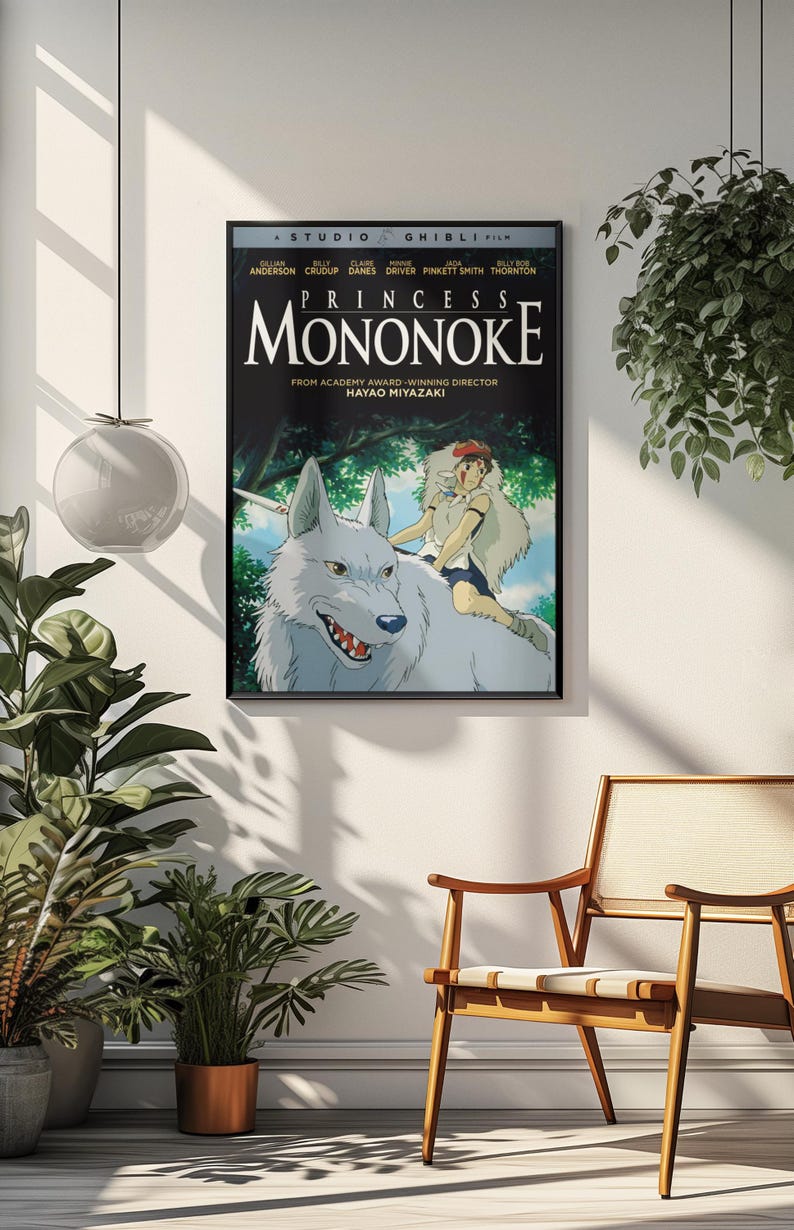 Puede incluir: P&oacute;ster enmarcado de la pel&iacute;cula "La Princesa Mononoke" de Studio Ghibli. La imagen muestra un lobo blanco con un jinete, sobre un fondo de bosque. El t&iacute;tulo y el nombre del director son visibles.