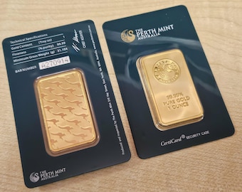 Puede incluir: Dos lingotes de oro, cada uno en un estuche de seguridad CertiCard negro. Uno presenta un patrón de canguros, el otro muestra el logotipo de la Casa de la Moneda de Perth y dice "99.99% Pure Gold 1 Ounce". Peso bruto mínimo: 31,104 g. Número de barra: A270914.